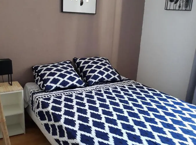 5 Minutes Des Arenes, Parking Gratuit, 6 Couchages
