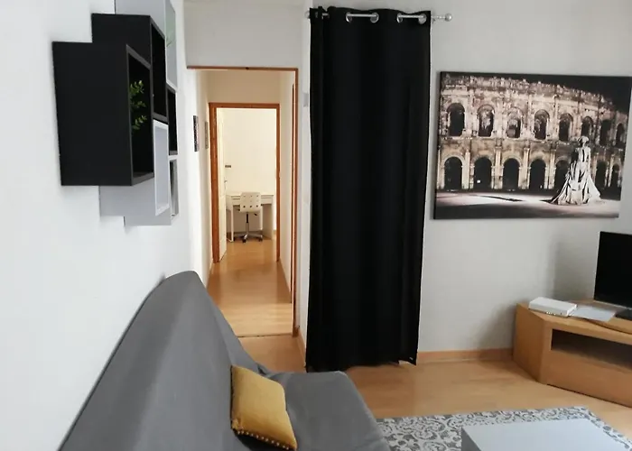 5 Minutes Des Arenes, Parking Gratuit, 6 Couchages
