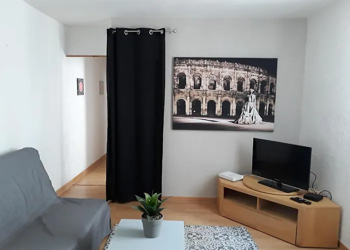 5 Minutes Des Arenes, Parking Gratuit, 6 Couchages